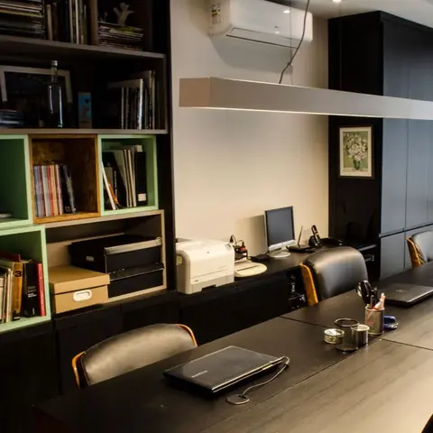 Escritório com ar-condicionado split