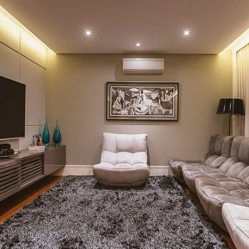 Sala de TV climatizada pela CarreAir, com ar-condicionado split e iluminação embutida