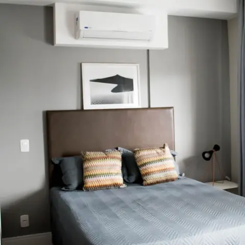 Quarto de casal com ar-condicionado acima da cabeceira