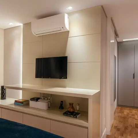 Quarto com painel de TV e ar-condicionado split