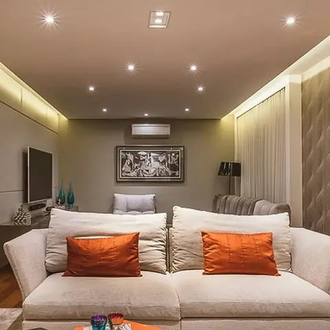 Sala de estar com sanca iluminada e ar-condicionado