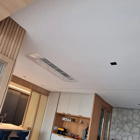 Living com ar-condicionado cassete embutido no teto