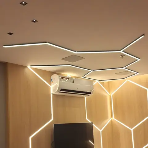 Ar-condicionado split inverter instalado em sala de TV