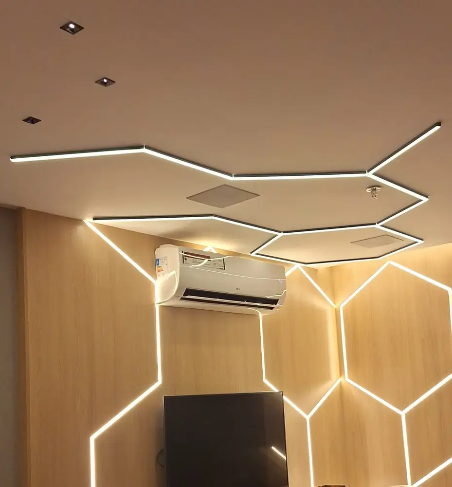 Ar-condicionado split inverter em sala de TV com iluminação em LED