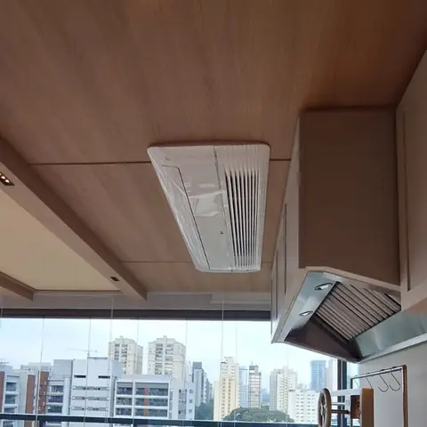 Varanda gourmet com ar-condicionado cassete e vista para a cidade